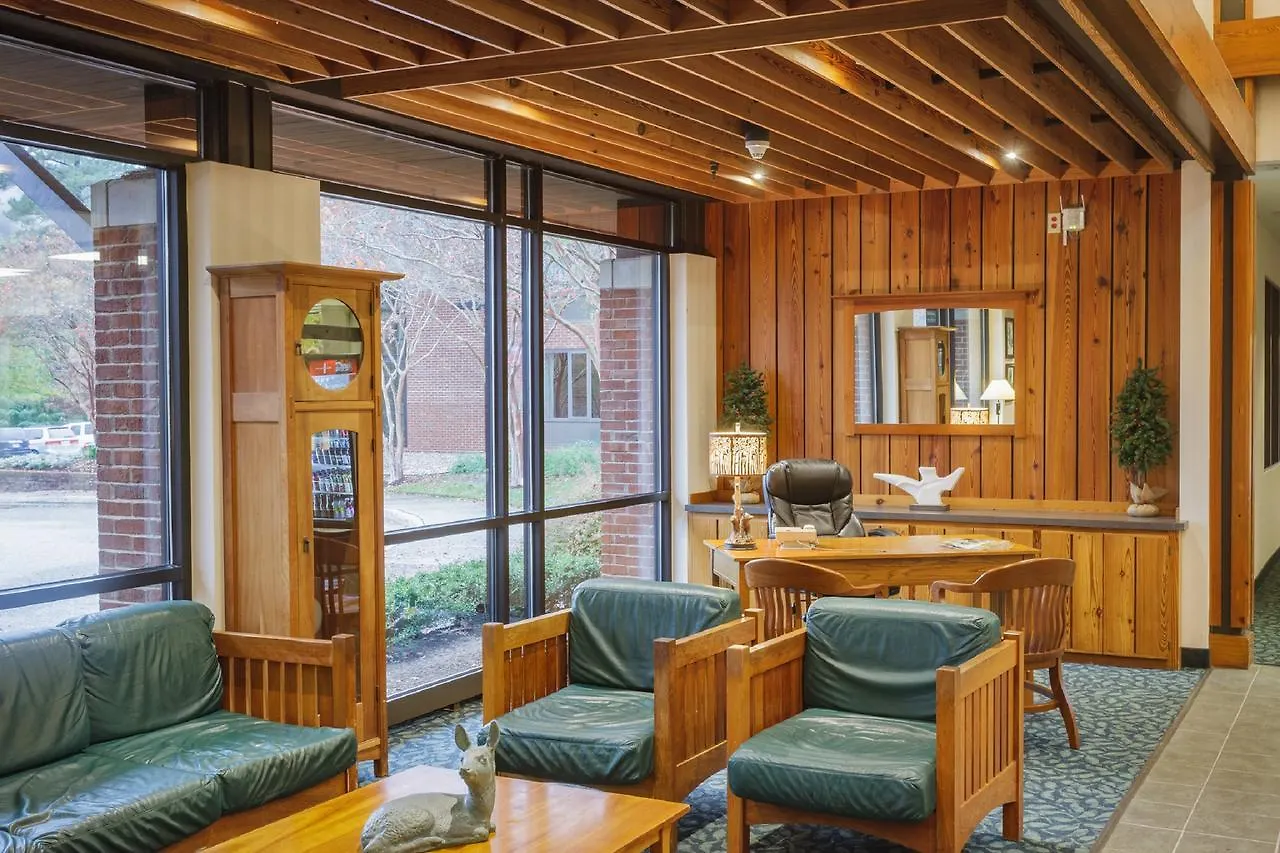 Williamsburg Woodlands Hotel & Suites, An Official Colonial Williamsburg Hotel