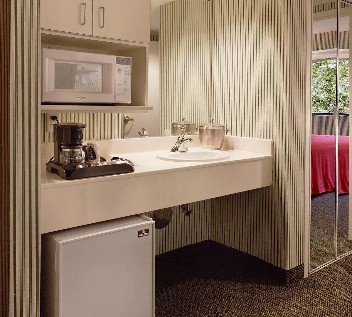 Williamsburg Woodlands Hotel & Suites, An Official Colonial Williamsburg Hotel